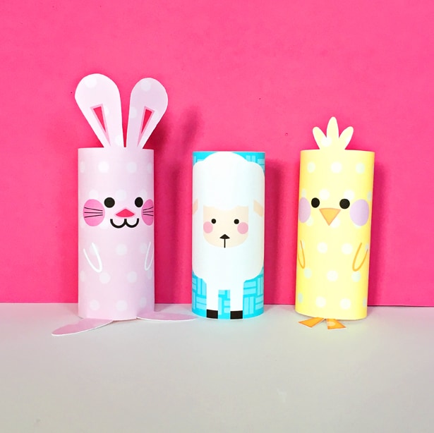 Un conejito rosa, una ovejita y un pollito hechos con rollos de cartón.