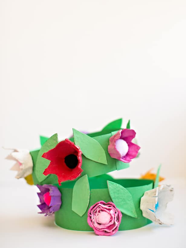 https://www.hellowonderful.co/ckfinder/userfiles/images/12-diy-egg-carton-flower-crown.jpg