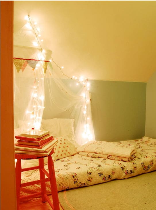 Cozy and creative reading nooks for kids that encourage reading in inspiring kids' rooms and spaces.