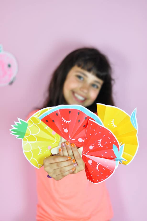 Summer DIY: Paper fan that spins - MommyZones