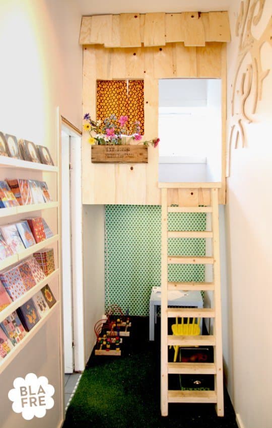 Cozy and creative reading nooks for kids that encourage reading in inspiring kids' rooms and spaces.