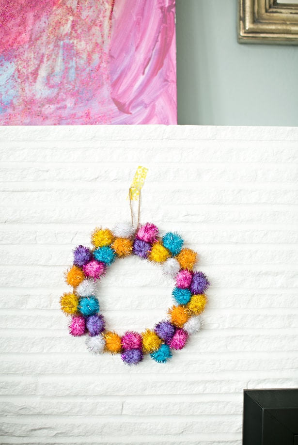 EASY SPARKLY POM POM HOLIDAY WREATH TO MAKE WITH KIDS