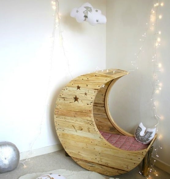 Cozy and creative reading nooks for kids that encourage reading in inspiring kids' rooms and spaces.