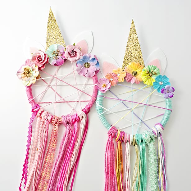 DIY Unicorn Dream Catcher! Cute and easy kids craft idea! #diy #kidscraft #unicorndiy #unicorn #unicorntheme #unicorncraft