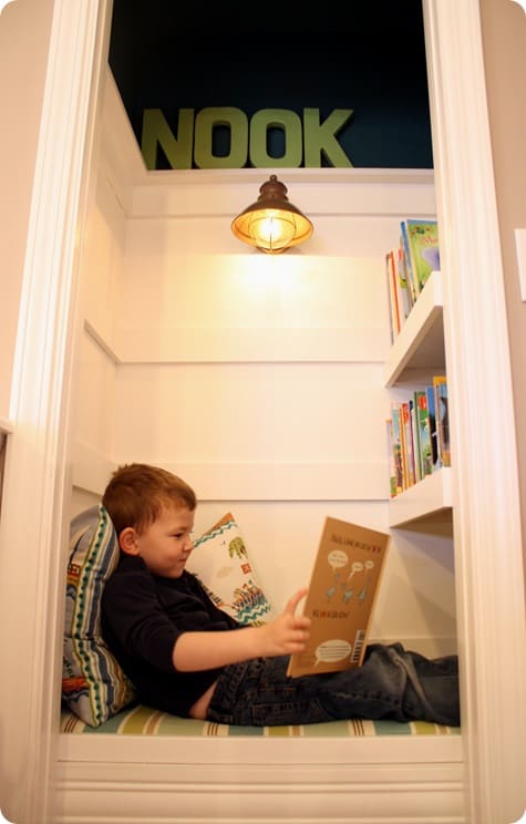 Cozy and creative reading nooks for kids that encourage reading in inspiring kids' rooms and spaces.