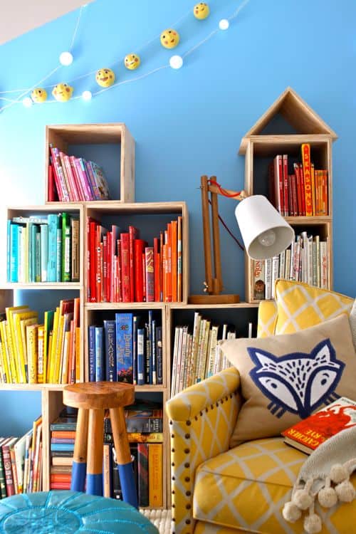 Cozy and creative reading nooks for kids that encourage reading in inspiring kids' rooms and spaces.