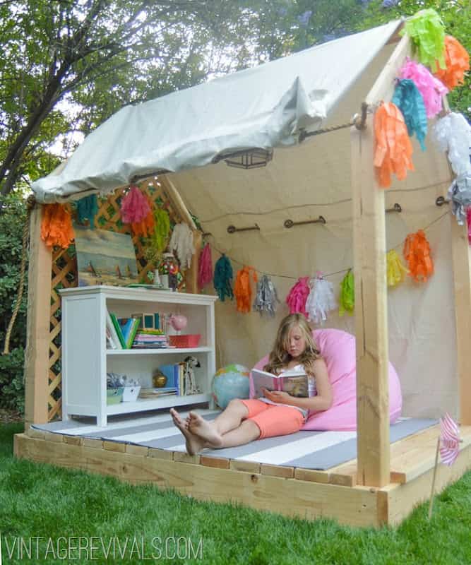 Cozy and creative reading nooks for kids that encourage reading in inspiring kids' rooms and spaces.