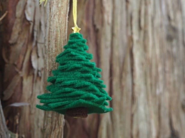 Easy DIY Felt Christmas Tree Ornament | Stunning Homemade Christmas Ornaments You Can DIY On A Budget