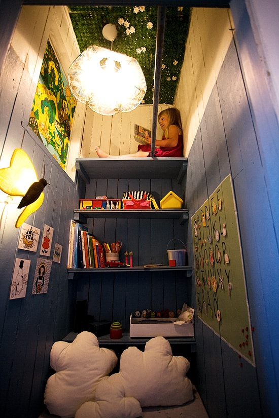 Cozy and creative reading nooks for kids that encourage reading in inspiring kids' rooms and spaces.