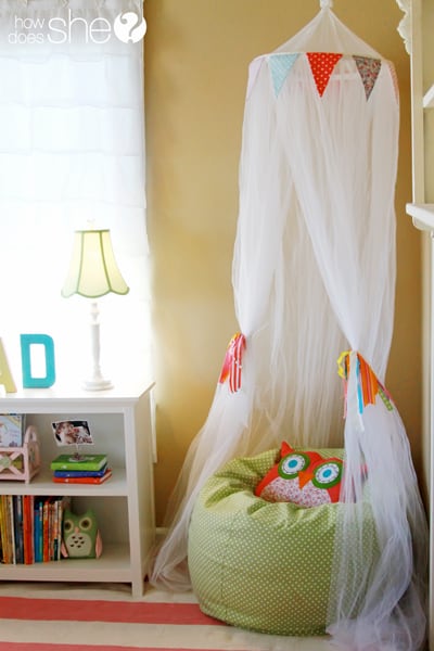 Cozy and creative reading nooks for kids that encourage reading in inspiring kids' rooms and spaces.