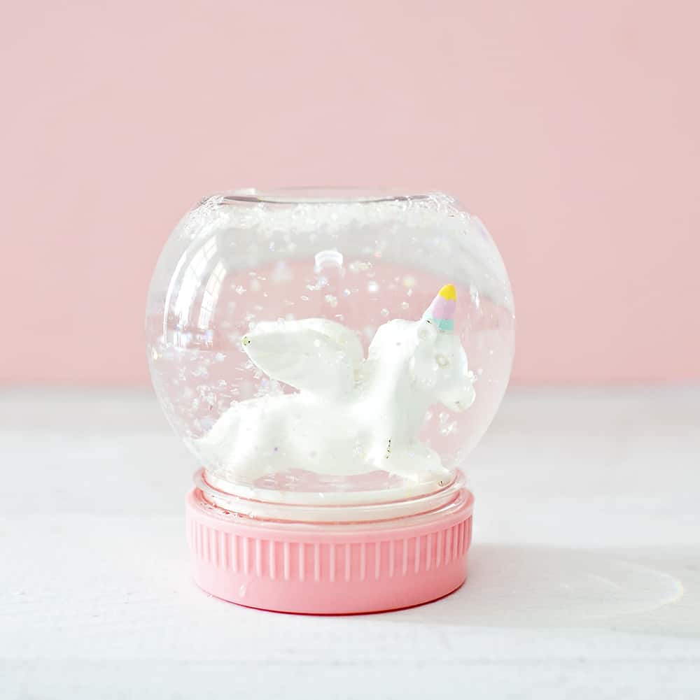 DIY Unicorn Snow Globe! Cute and easy kids craft idea! #diy #kidscraft #unicorndiy #unicorn #unicorntheme #unicorncraft