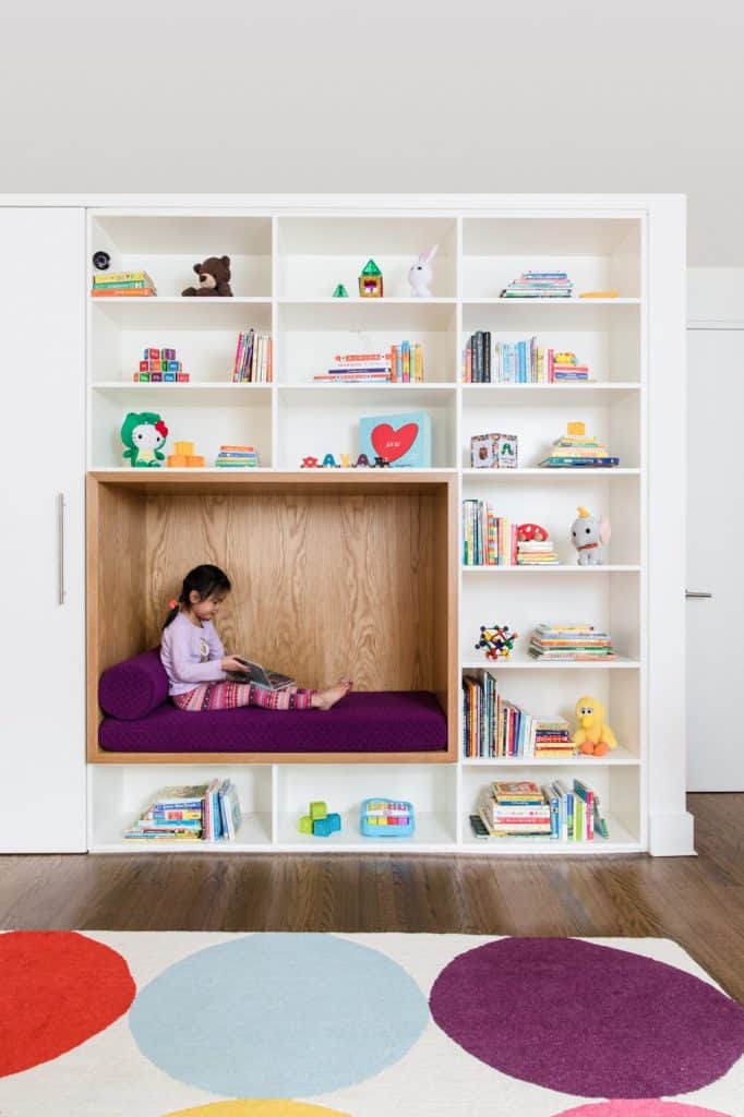 Cozy and creative reading nooks for kids that encourage reading in inspiring kids' rooms and spaces.