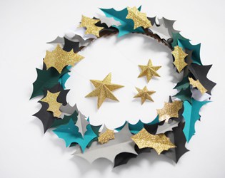 MAKE A PRETTY PAPER WREATH