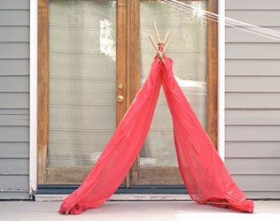 BUILD AN EASY CURTAIN FORT