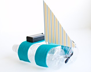 HOW TO MAKE A BOAT WITH A MOTOR (EASY DIY BOTTLE BOAT)