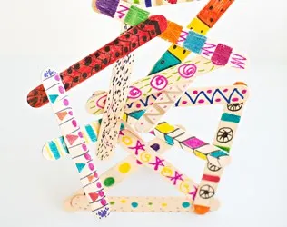 EASY POPSICLE STICK ART SCULPTURES WITH KIDS