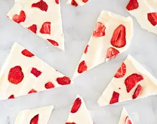 EASY KID SNACK: STRAWBERRY YOGURT BARK