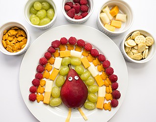 THANKSGIVING CHEESE CRACKER AND FRUIT TURKEY SNACK