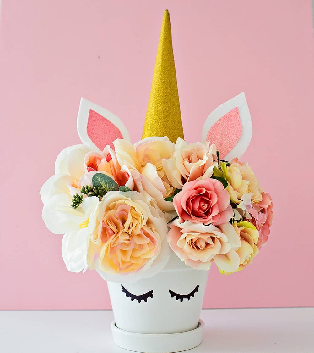 DIY Unicorn Planter! Cute and easy kids craft idea! #diy #kidscraft #unicorndiy #unicorn #unicorntheme #unicorncraft