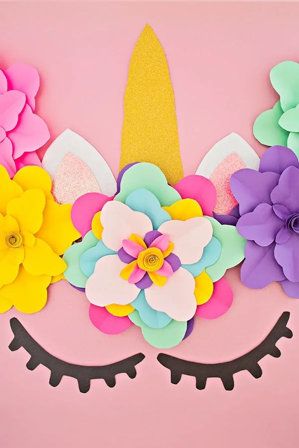 Create a beautiful and easy DIY unicorn flower backdrop for party decor (with free printable templates).