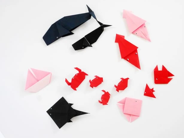 From a few sheets of paper, you can create your own undersea adventure! Full tutorial for this origami sea life craft on hello, Wonderful. 