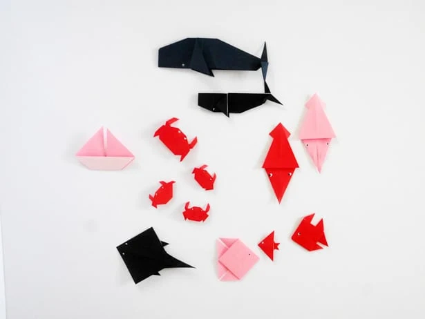 From a few sheets of paper, you can create your own undersea adventure! Full tutorial for this origami sea life craft on hello, Wonderful. 