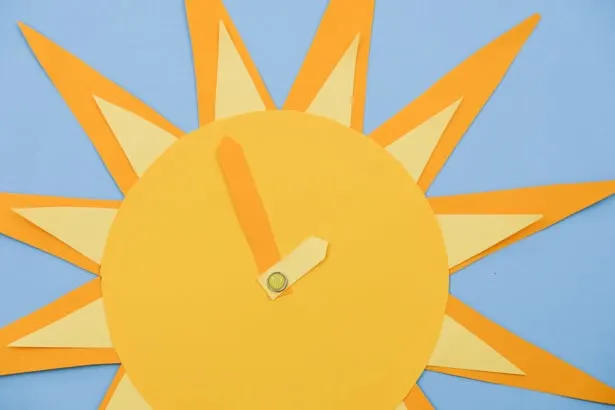 Teach your little ones how to tell time with this cute DIY sun clock craft and learning tool!