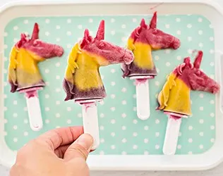 Make your own healthy and delicious rainbow unicorn fruit (and vegetable!) pops - a refreshing summer treat for kids!