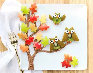 This owl fall fruit art is an adorably delicious healthy snack for kids!