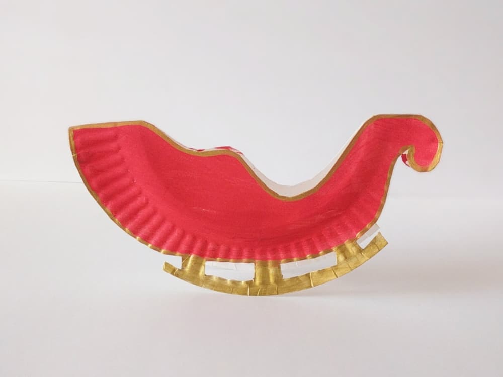 Make a rocking Santa sleigh out of a paper plate! A cute holiday craft for kids via hello, Wonderful.