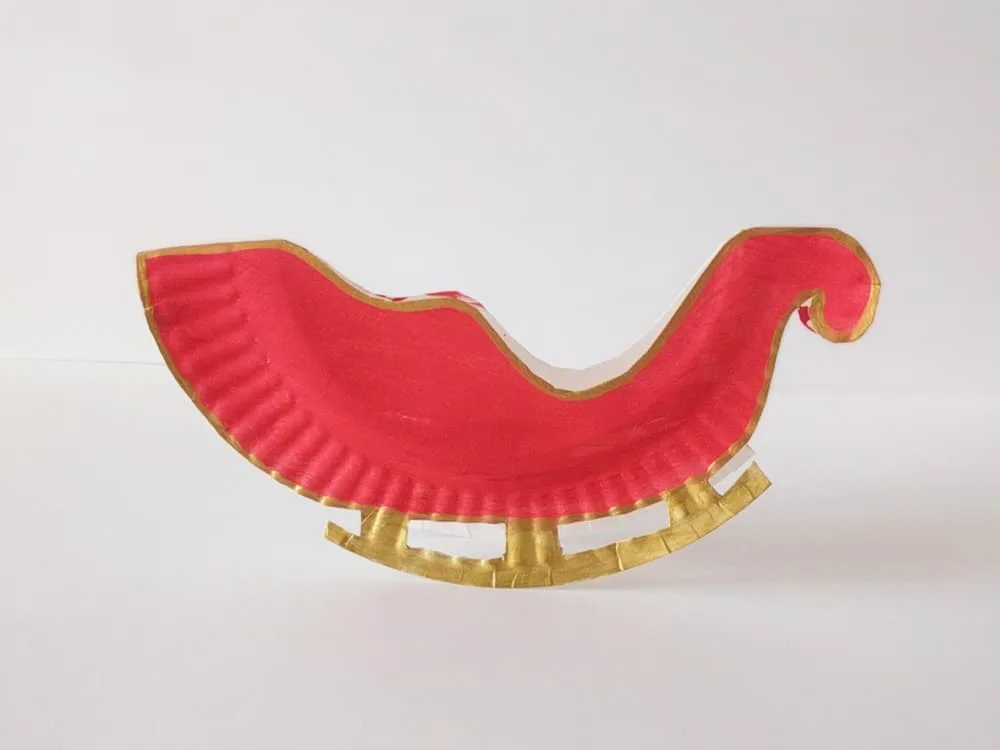 Make a rocking Santa sleigh out of a paper plate! A cute holiday craft for kids via hello, Wonderful.