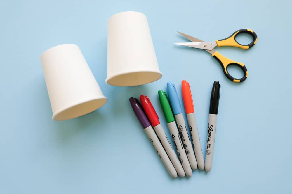 Toddlers are going to have so much fun learning how to count from 1 to 5 with this DIY paper cup snowman!