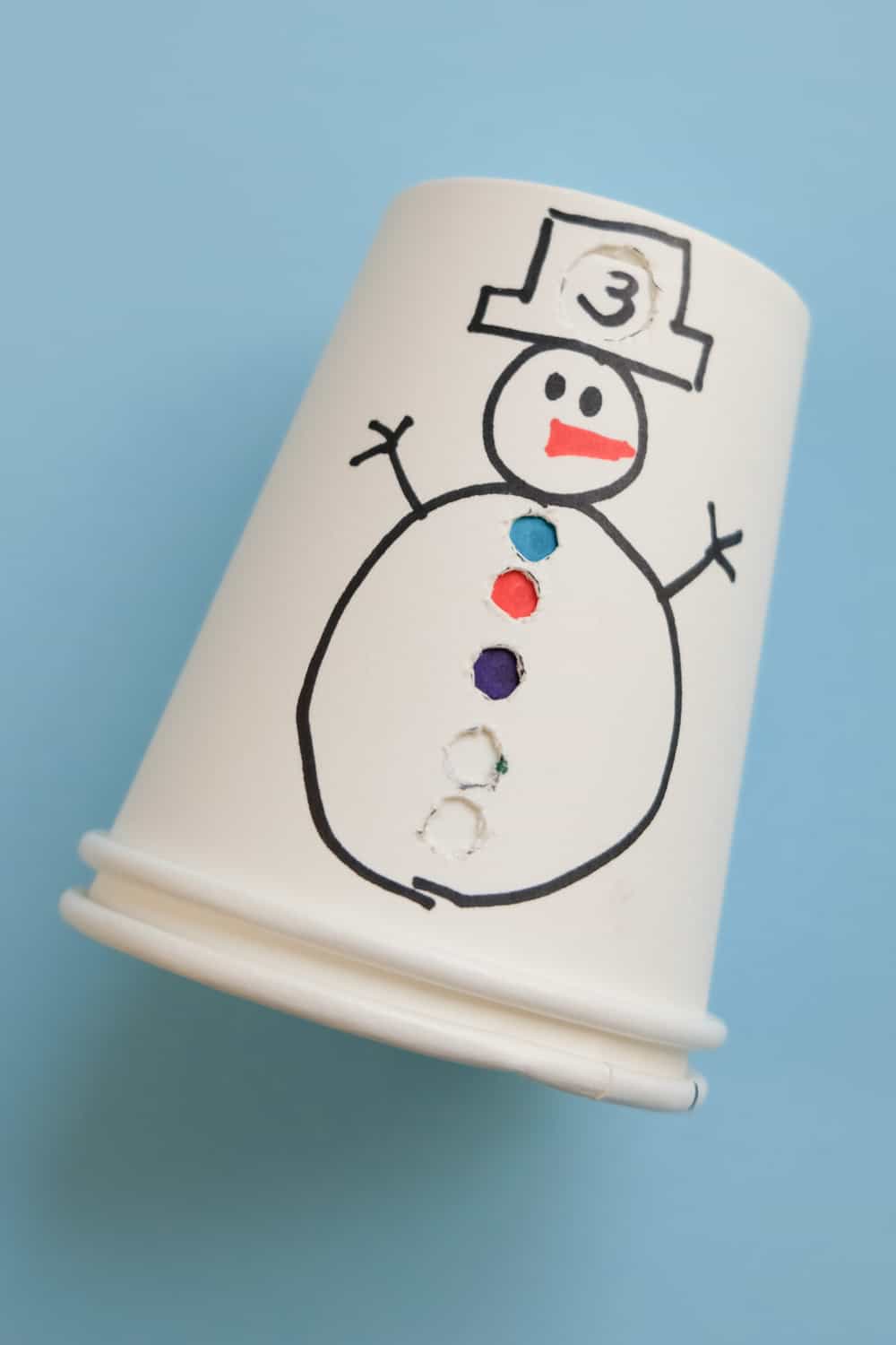 Toddlers are going to have so much fun learning how to count from 1 to 5 with this DIY paper cup snowman!