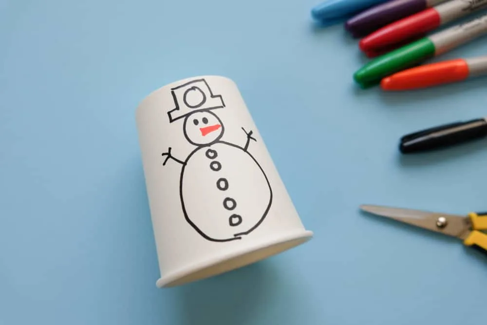 Toddlers are going to have so much fun learning how to count from 1 to 5 with this DIY paper cup snowman!