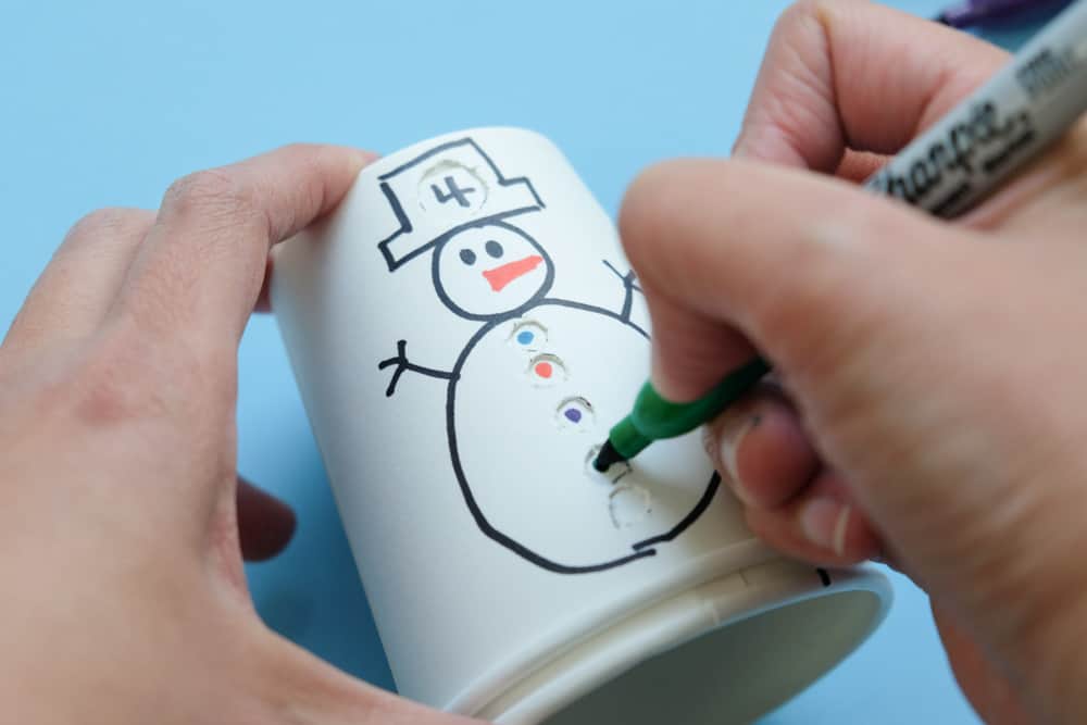 Toddlers are going to have so much fun learning how to count from 1 to 5 with this DIY paper cup snowman!