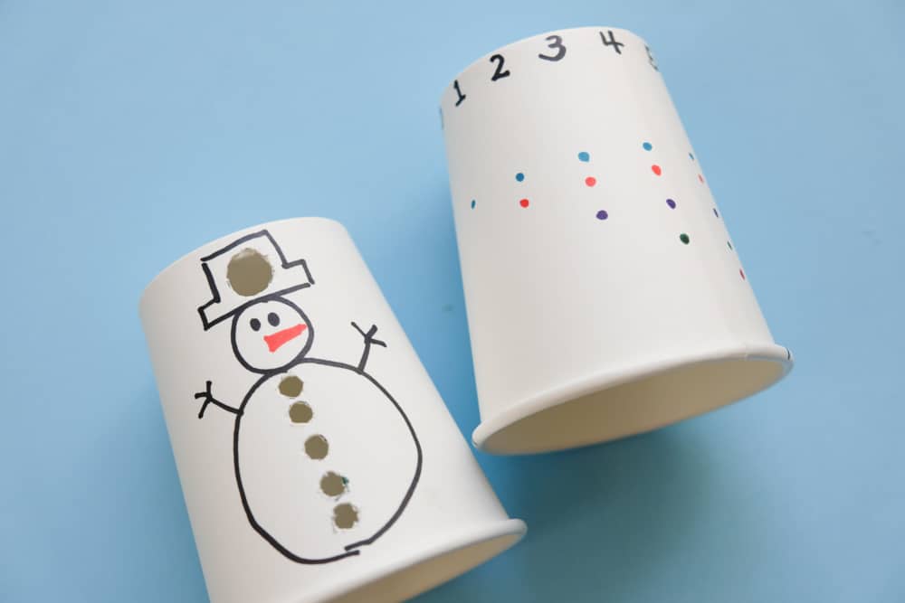 Toddlers are going to have so much fun learning how to count from 1 to 5 with this DIY paper cup snowman!