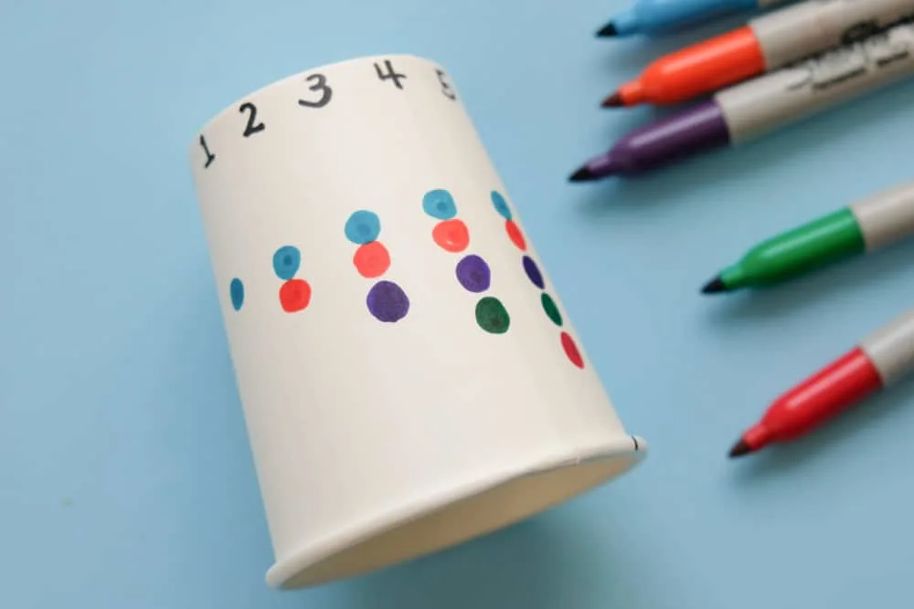 Toddlers are going to have so much fun learning how to count from 1 to 5 with this DIY paper cup snowman!