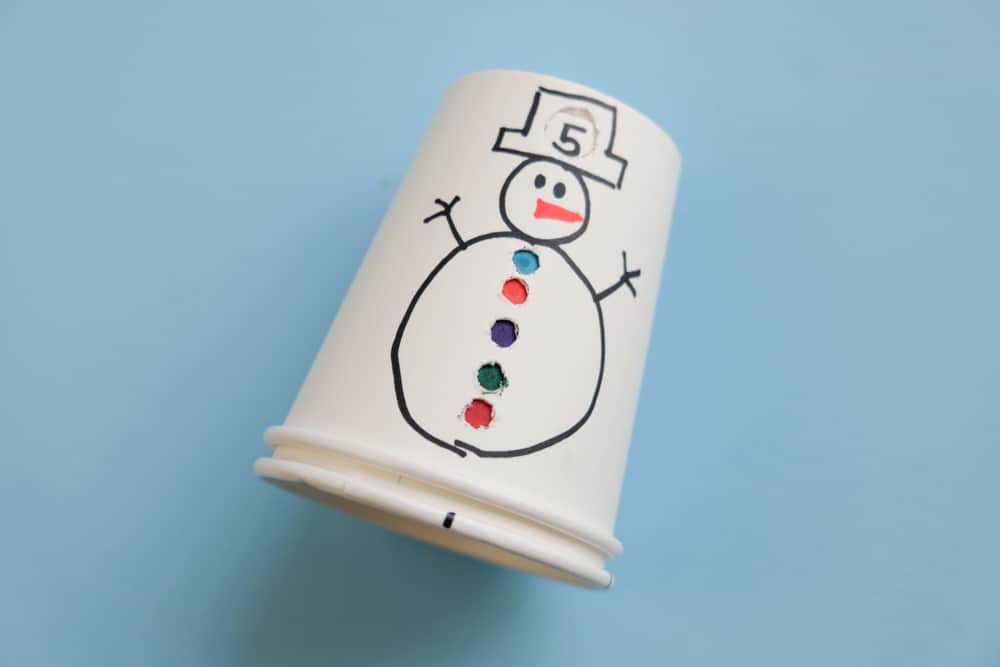 Toddlers are going to have so much fun learning how to count from 1 to 5 with this DIY paper cup snowman!