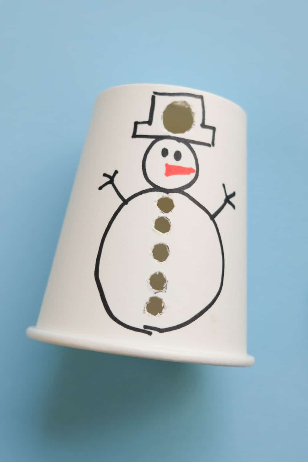 Toddlers are going to have so much fun learning how to count from 1 to 5 with this DIY paper cup snowman! 