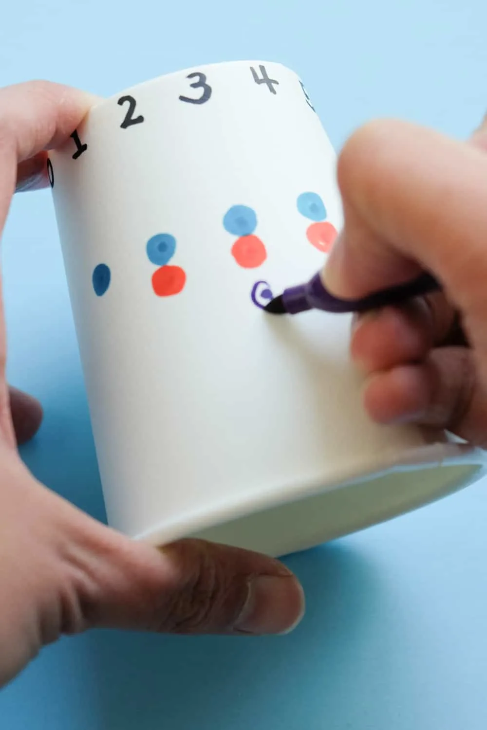 Toddlers are going to have so much fun learning how to count from 1 to 5 with this DIY paper cup snowman!