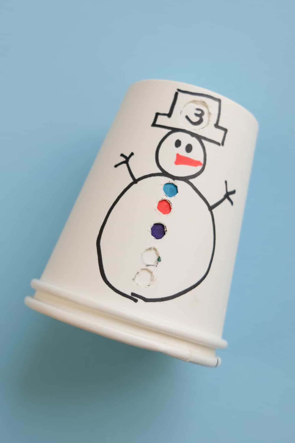 Toddlers are going to have so much fun learning how to count from 1 to 5 with this DIY paper cup snowman!