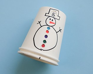 Toddlers are going to have so much fun learning how to count from 1 to 5 with this DIY paper cup snowman!