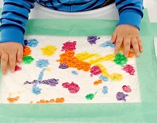 BABY MESS FREE BUBBLE WRAP PAINTING