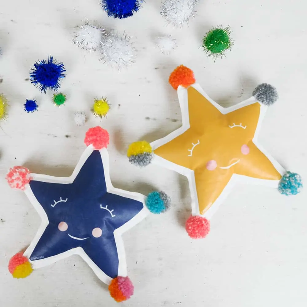 Create your own adorable holiday star softies with this simple DIY project.