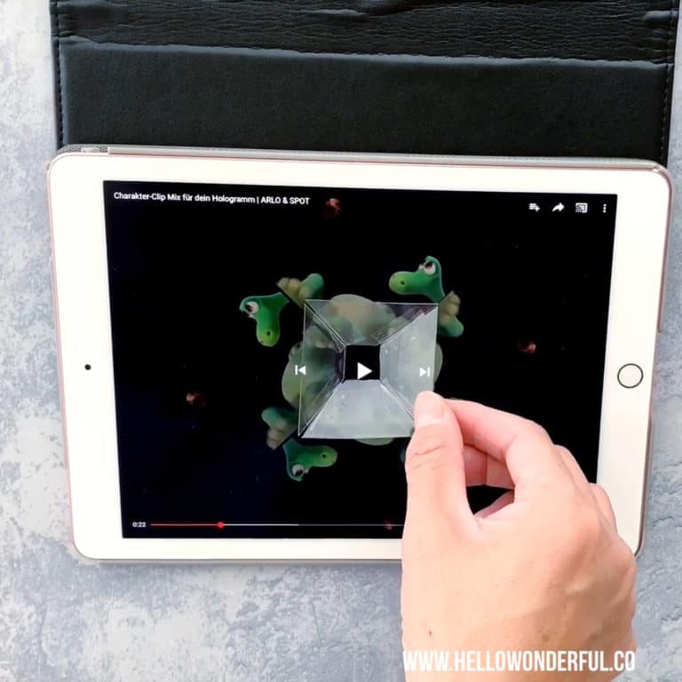 HOW TO MAKE A 3D HOLOGRAM