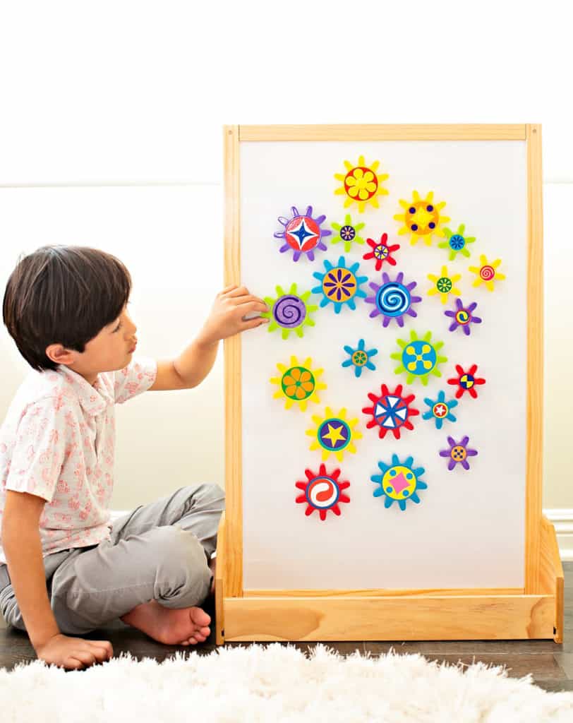 Play and learn with this engaging turn & learn magnetic gears toy. 