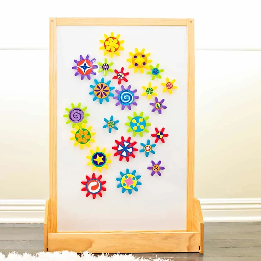 Play and learn with this engaging turn & learn magnetic gears toy. 