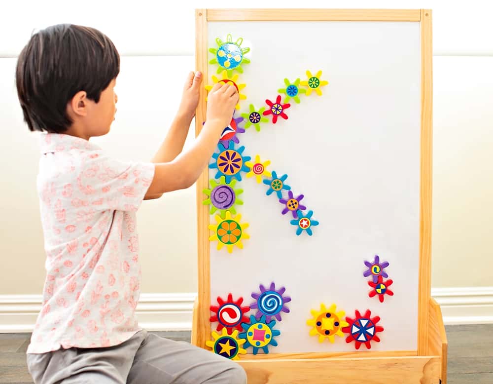 Play and learn with this engaging turn & learn magnetic gears toy. 