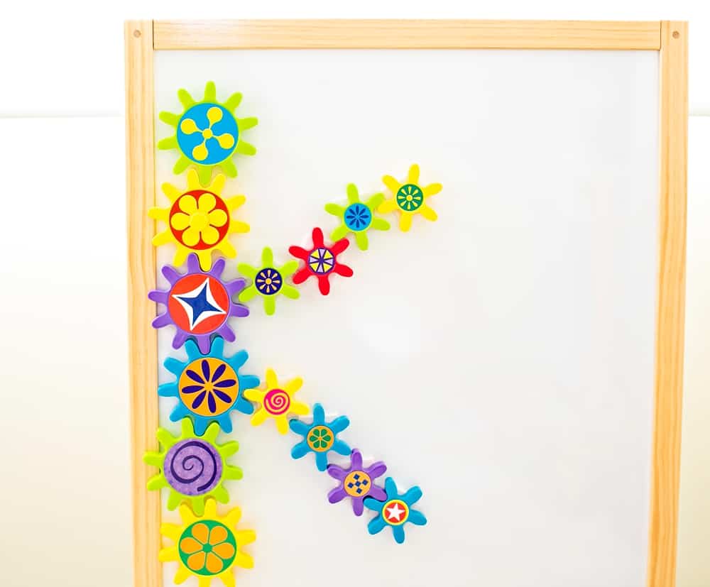 Play and learn with this engaging turn & learn magnetic gears toy. 