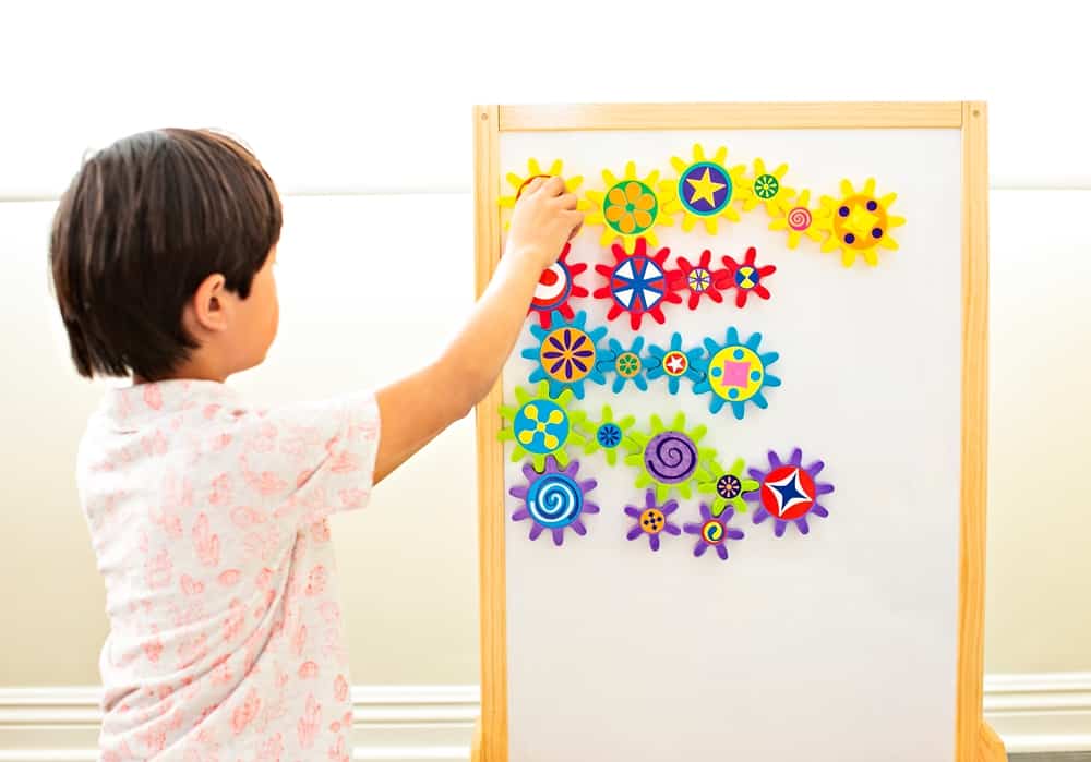 Play and learn with this engaging turn & learn magnetic gears toy. 